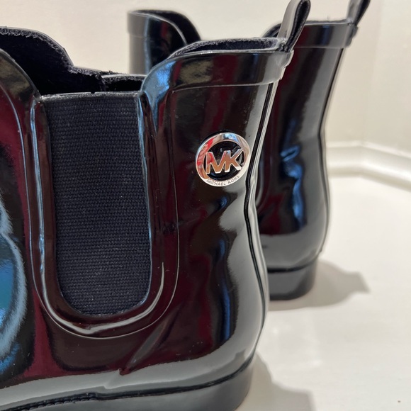 Michael Kors Charm Rubber Patent Ankle Rain Boots w/Back Pull Tab Size 8 - Picture 4 of 7